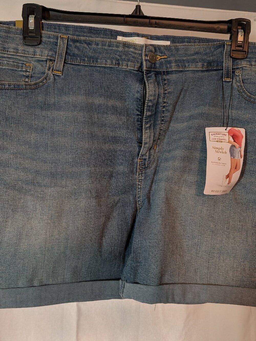 BNWT Levi Jean shorts Size 24